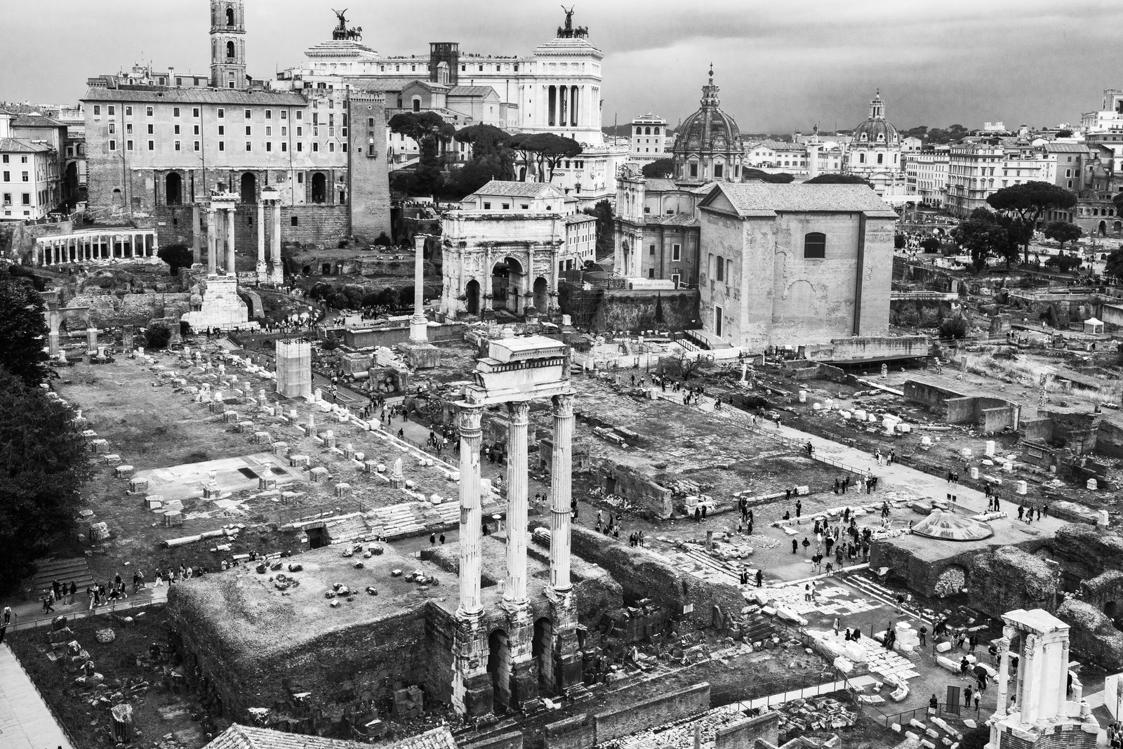 Turisti che osservano il Lapis Niger nel Foro Romano dall'alto Turisti che osservano il Lapis Niger nel Foro Romano dall'alto