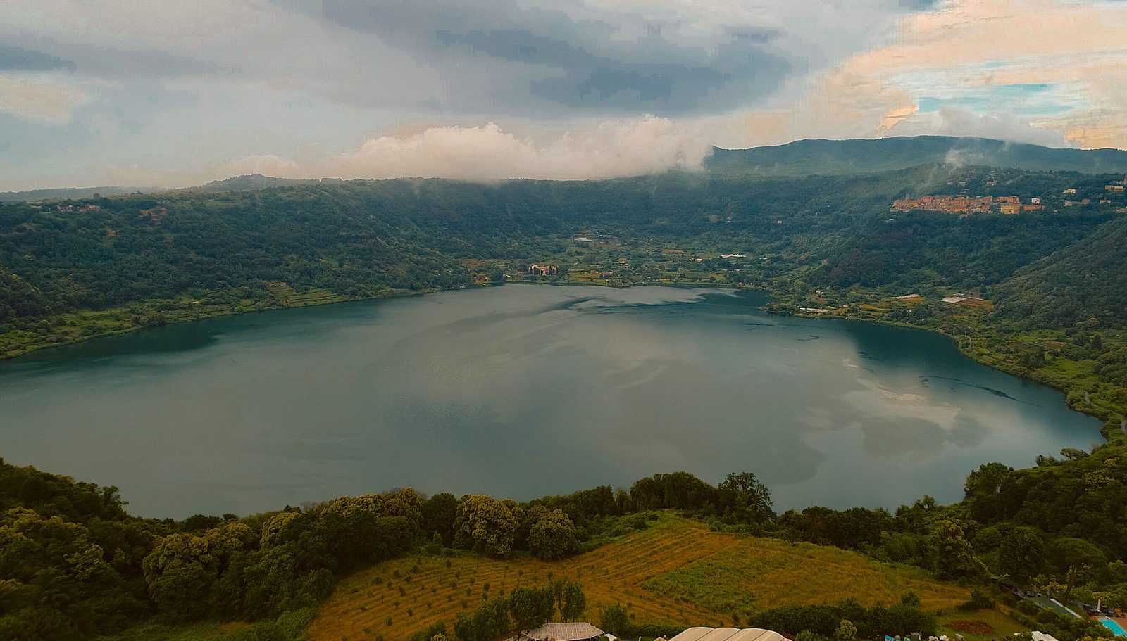 Lago Averno nei Campi Flegrei, vista panoramica del cratere vulcanico Lago Averno nei Campi Flegrei, vista panoramica del cratere vulcanico