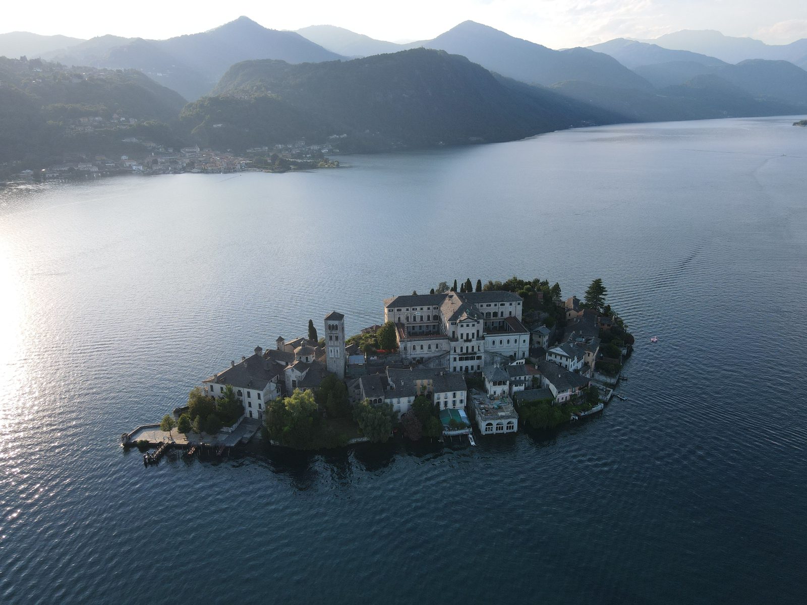 Vista panoramica sul lago d'Orta dalla cima del Monte Barro, con l'isola di San Giulio sullo sfondo