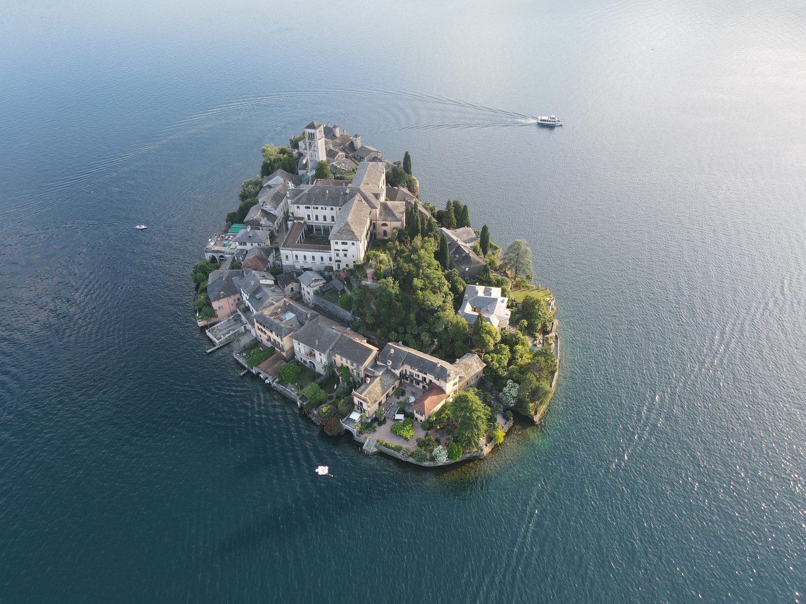 Isola di San Giulio sul Lago d'Orta con la basilica romanica e il borgo Isola di San Giulio sul Lago d'Orta con la basilica romanica e il borgo