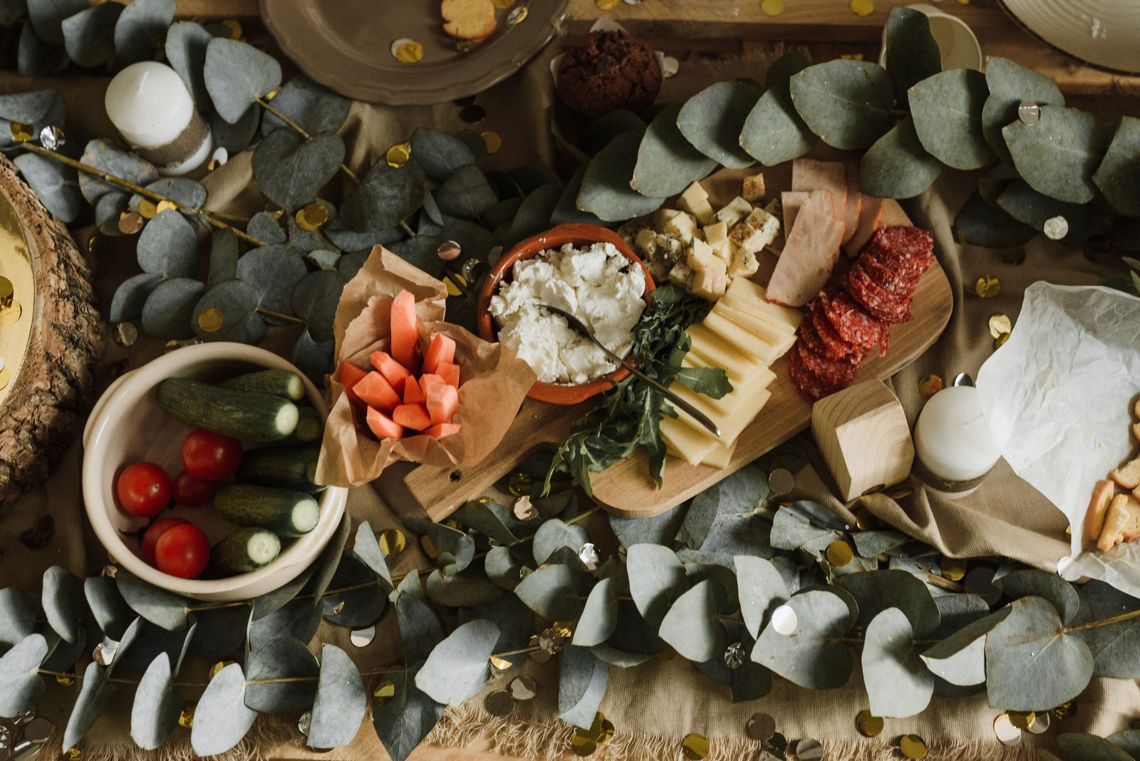 Forme di Roccaverano DOP su tavola di legno rustica con erbe aromatiche Forme di Roccaverano DOP su tavola di legno rustica con erbe aromatiche