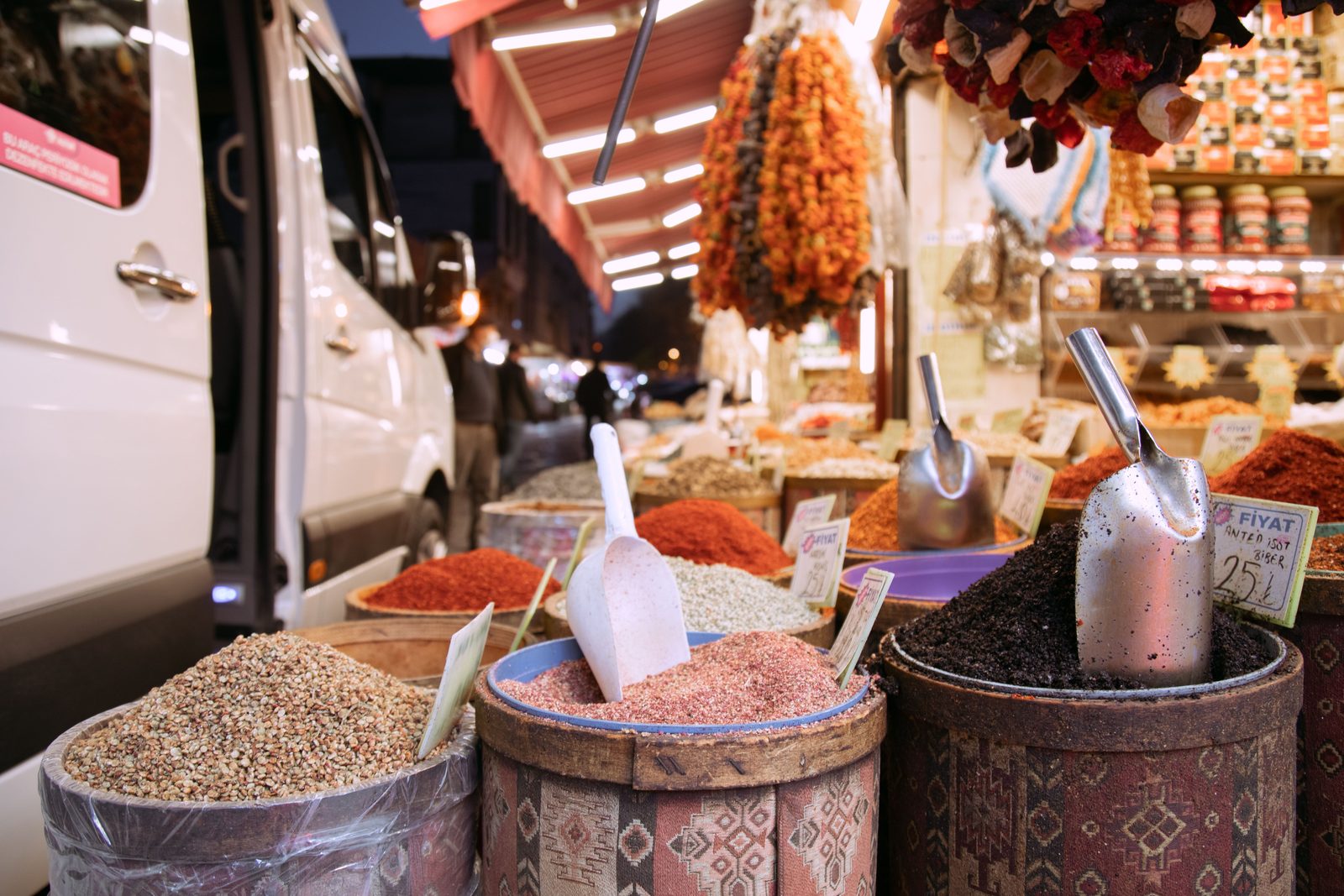Mercato delle spezie di Istanbul con colori vivaci e profumi orientali Mercato delle spezie di Istanbul con colori vivaci e profumi orientali