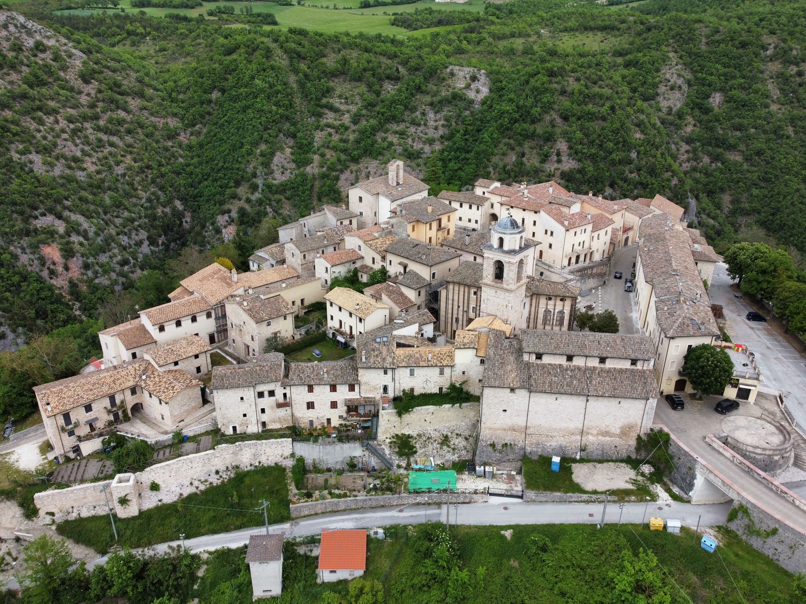 Enna vista dall'alto con il castello di Lombardia e il paesaggio siciliano