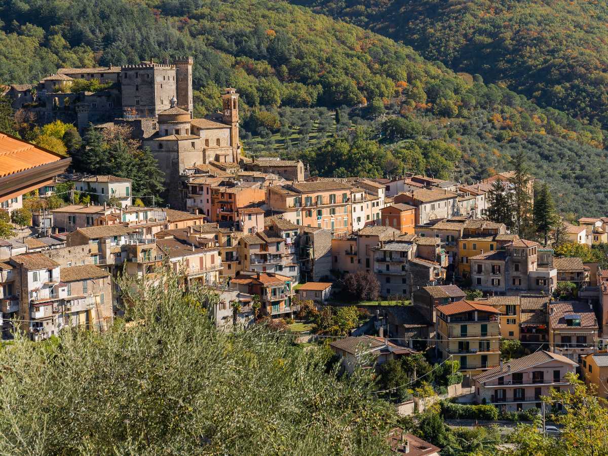 Arsoli con il suo castello in autunno