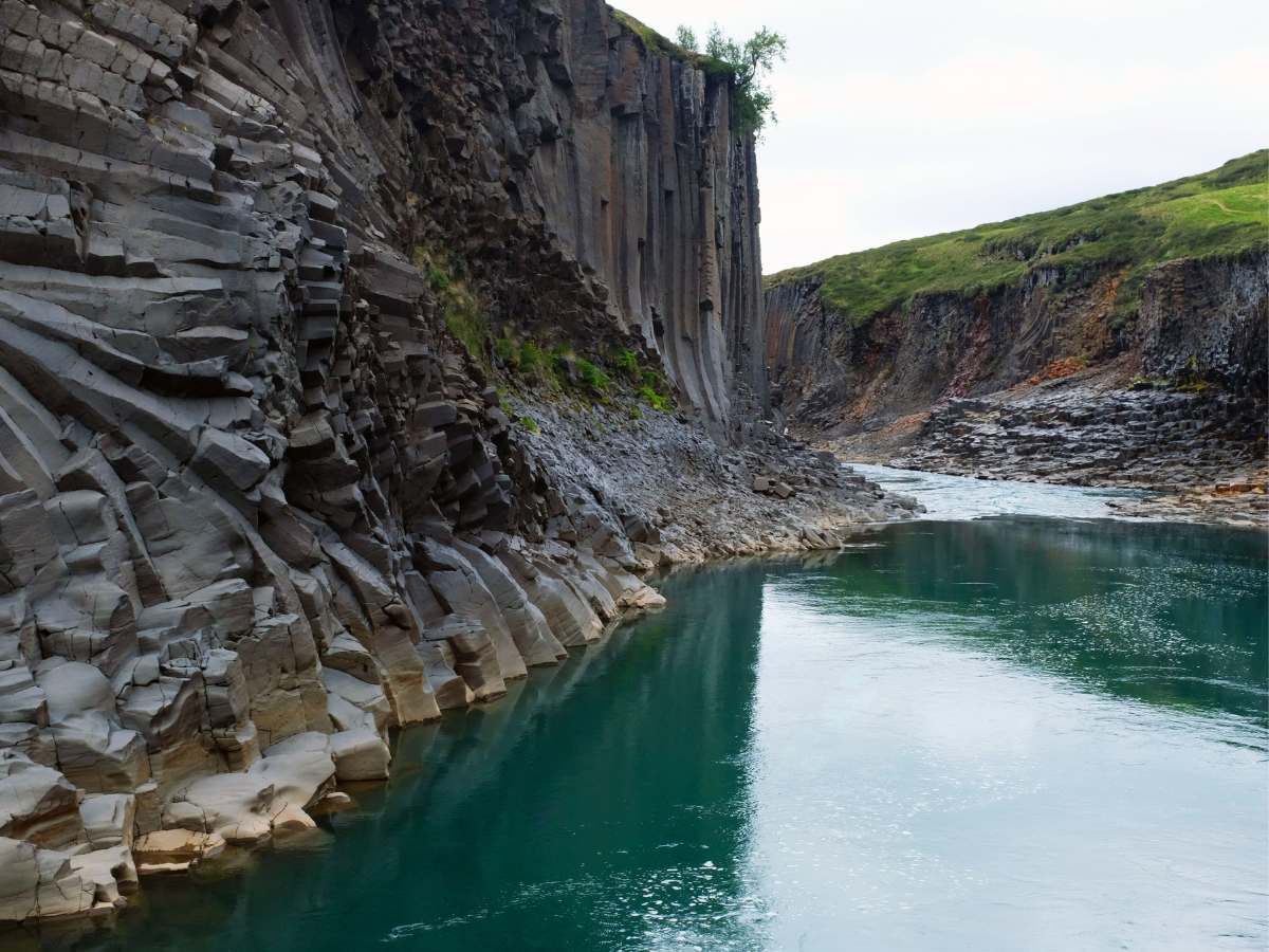 Fiume del Canyon di Studlagil in Islanda