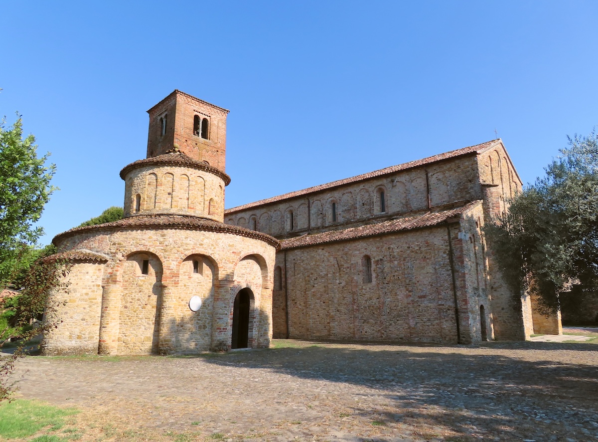 Chiesa_di_San_Giovanni_(Vigolo_Marchese,_Castell'Arquato)_-_facciata,_lato_nord_e_battistero_2_2022-07-20