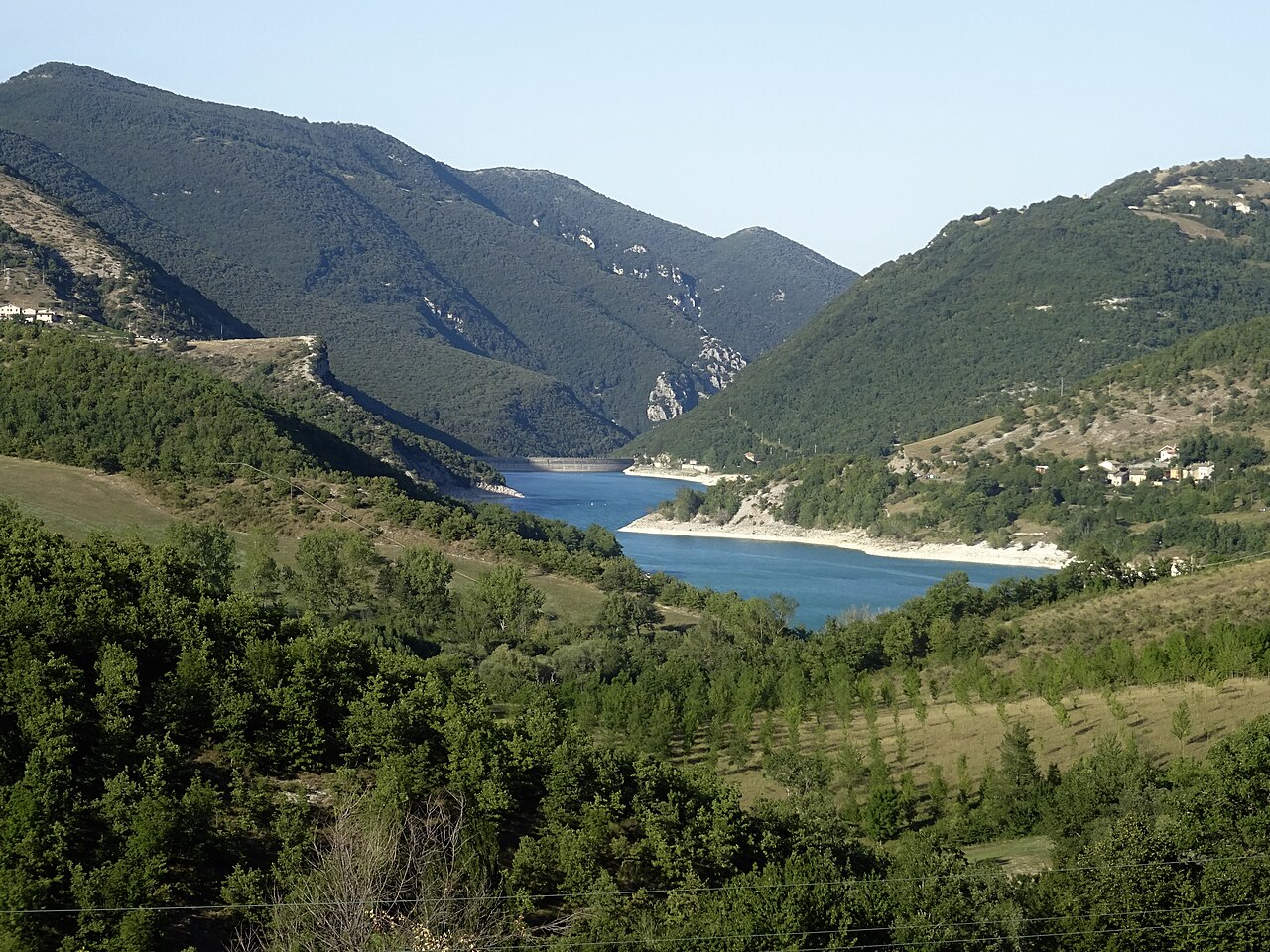 Lago_di_Fiastra_(da_lontano)