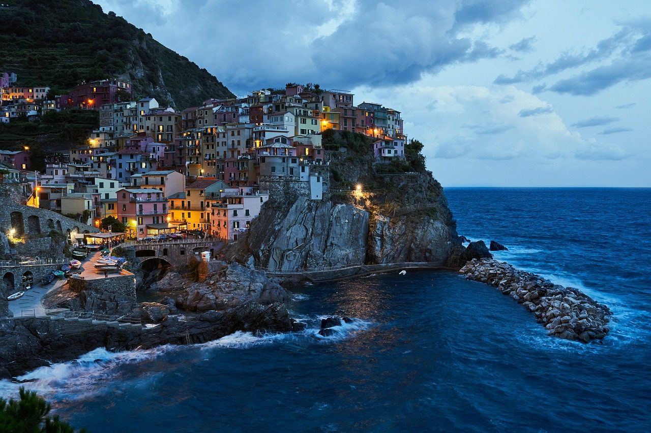 Sentiero escursionistico tra vigneti terrazzati alle Cinque Terre con vista sul mare in autunno Sentiero escursionistico tra vigneti terrazzati alle Cinque Terre con vista sul mare in autunno