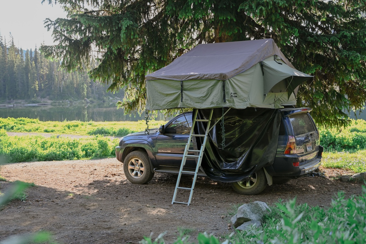 maggiolina-tenda-tetto-auto-pexels-hamidtajikph-5851336pexels-jenny-uhling-2262740-17767575