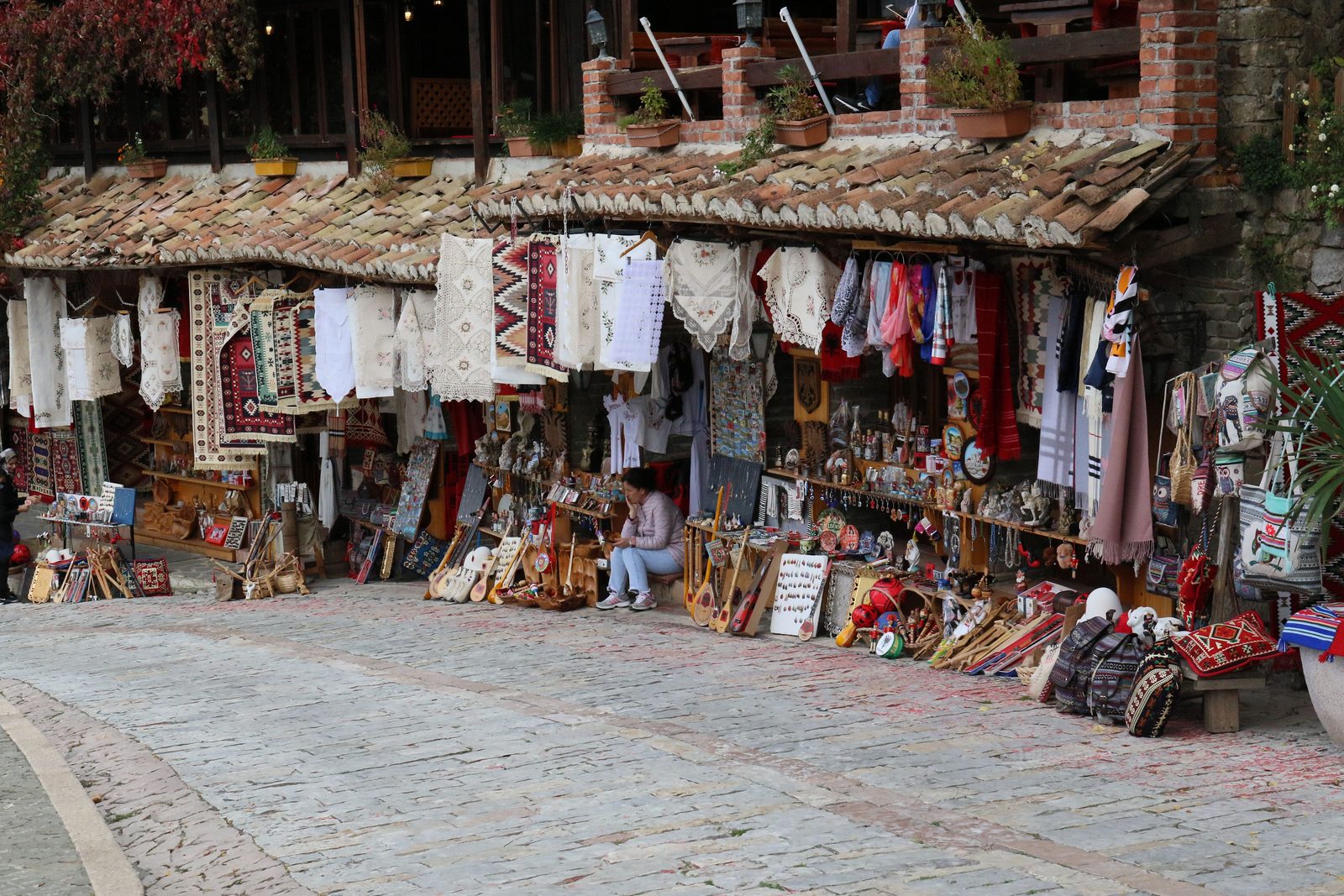 Vicolo del bazar di Gjirokastër con botteghe artigianali e lastricato in pietra Vicolo del bazar di Gjirokastër con botteghe artigianali e lastricato in pietra