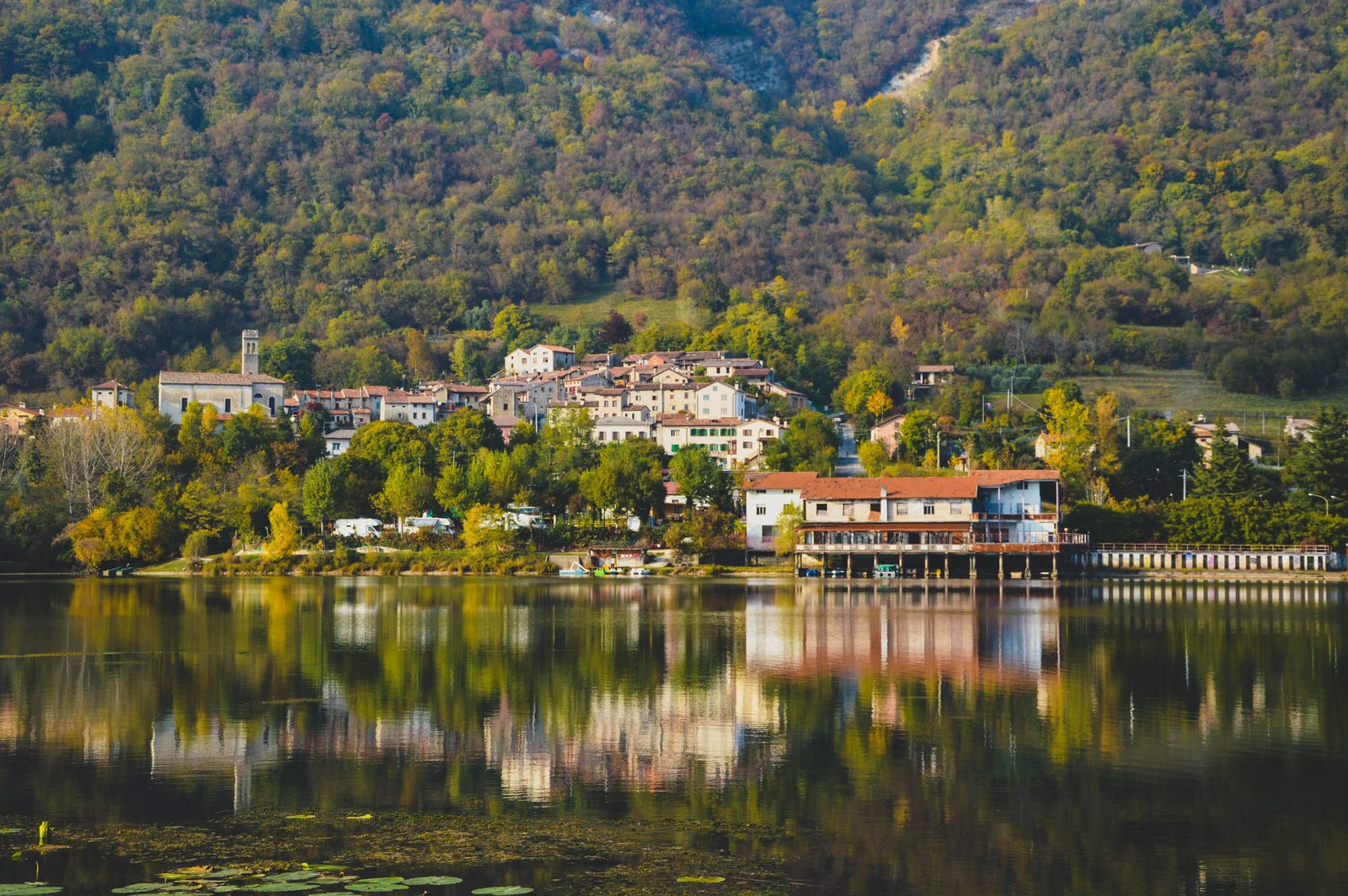 Il borgo di Ligonchio con il lago artificiale e le montagne autunnali
