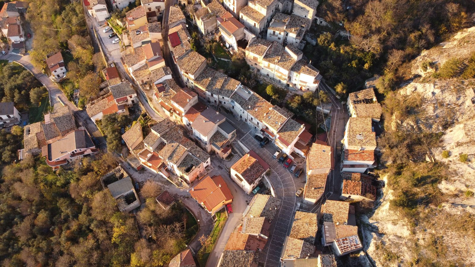 Veduta aerea del borgo di Castel Frentano sulle colline abruzzesi