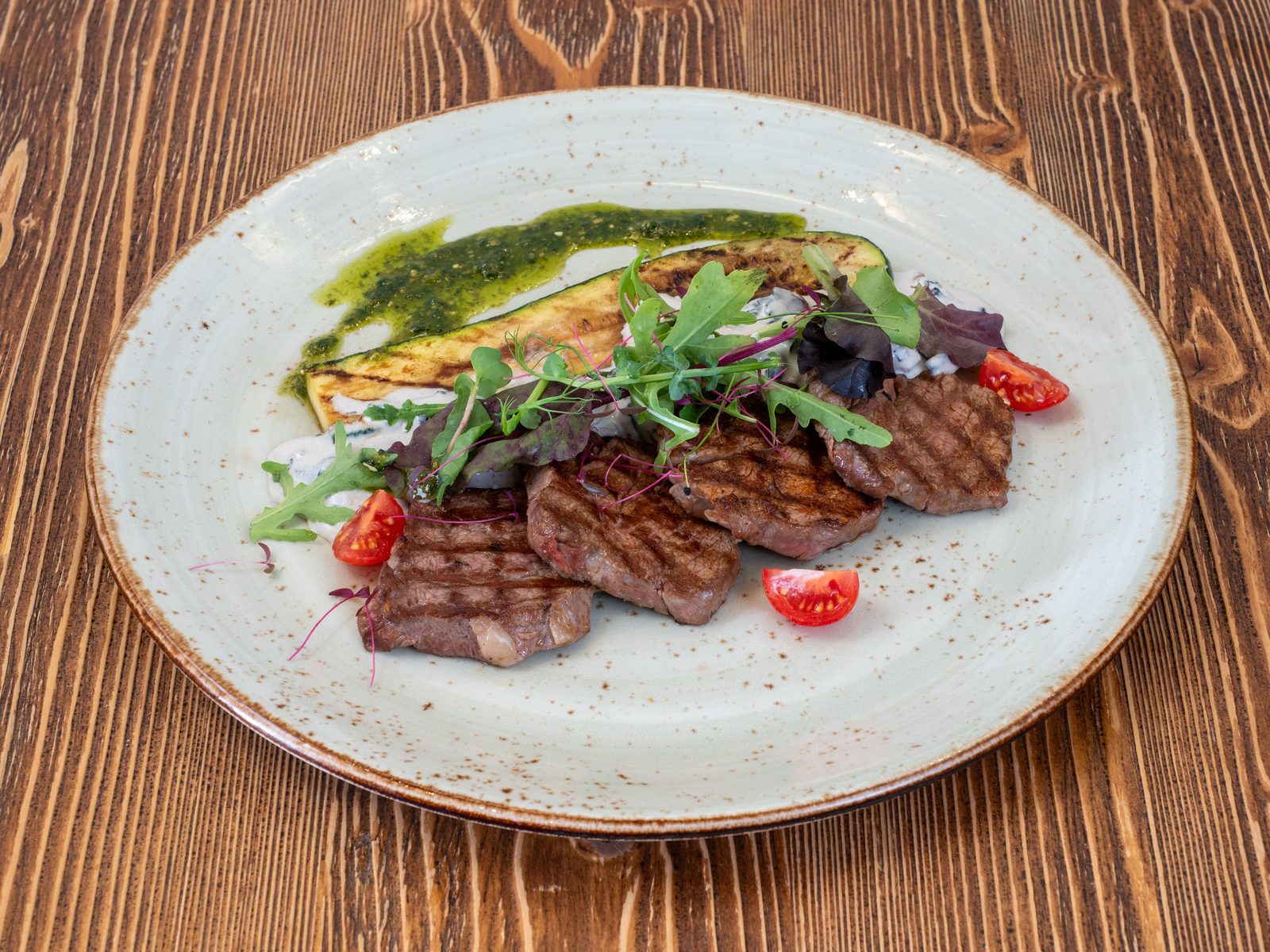 Alimenti ricchi di ferro: legumi, carne magra e verdure a foglia verde Alimenti ricchi di ferro: legumi, carne magra e verdure a foglia verde