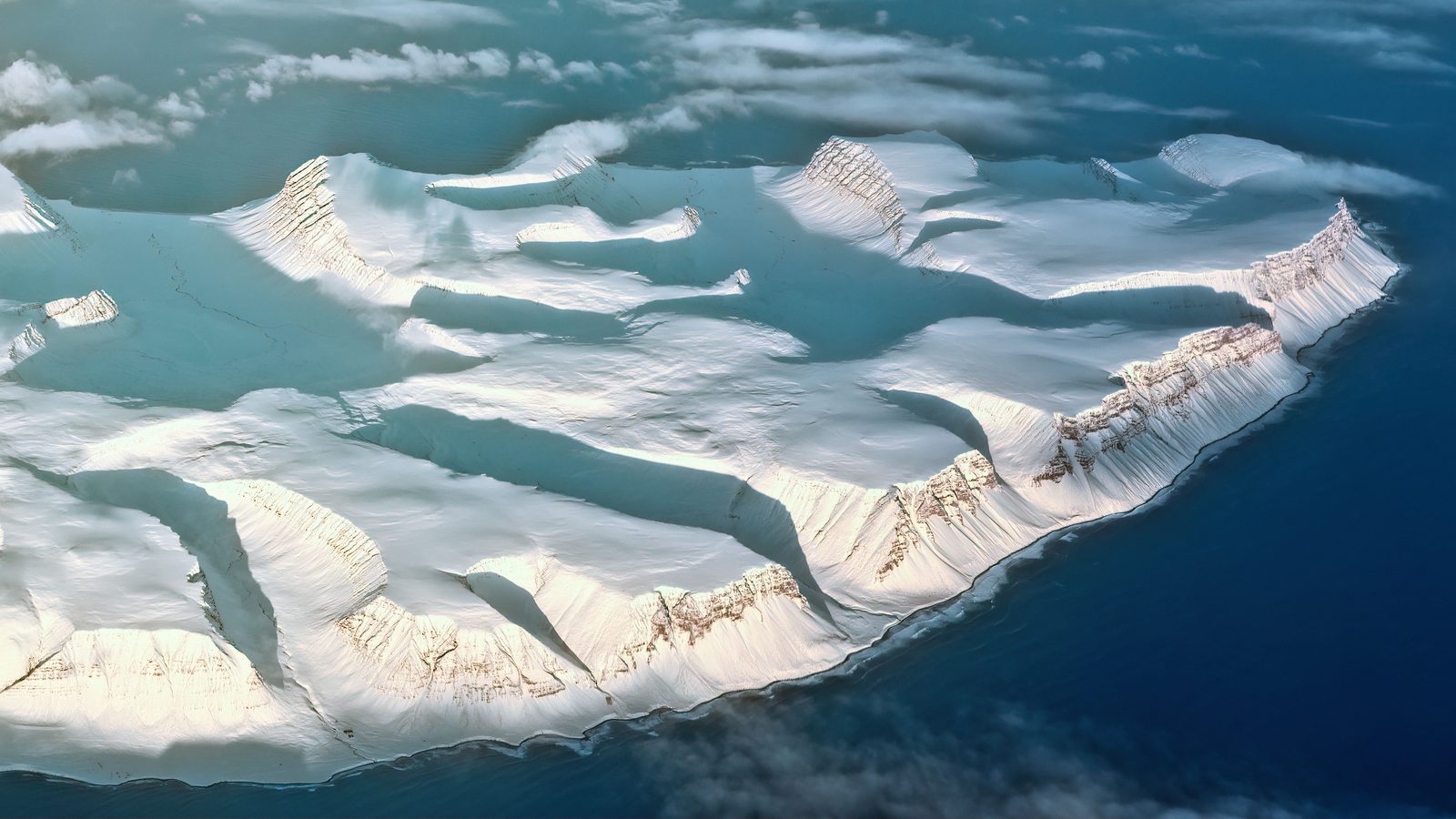 Veduta aerea delle isole Svalbard con ghiacciai in scioglimento e acque libere Veduta aerea delle isole Svalbard con ghiacciai in scioglimento e acque libere