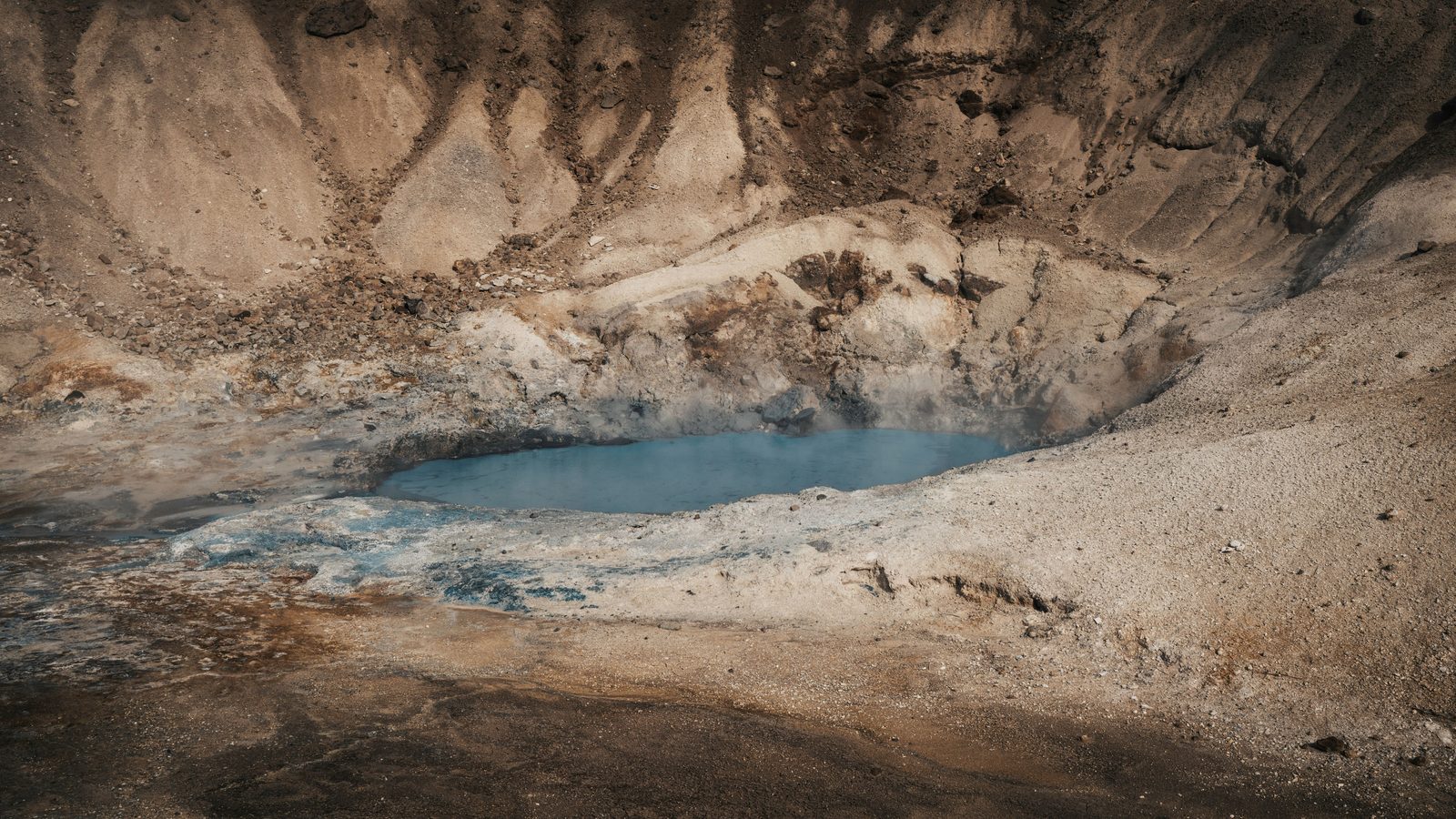 Piscina termale con vapore nell'aria e acqua sulfurea in contesto montano Piscina termale con vapore nell'aria e acqua sulfurea in contesto montano