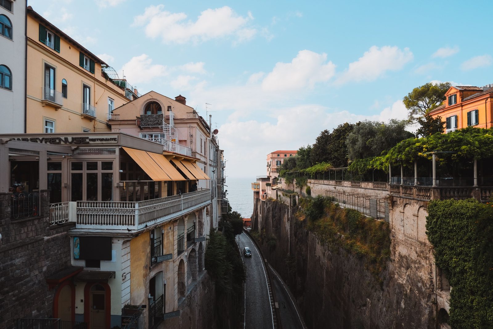 Uno scorcio del centro storico di Sorrento verso Piazza Tasso, sopra il vallone