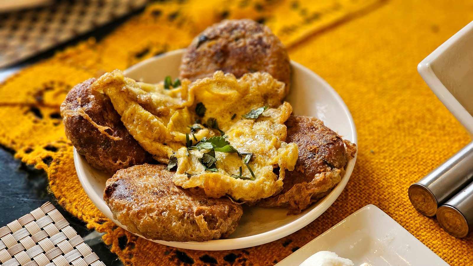 Piatto di qifqi, tipiche polpette di riso albanesi, su tavolo di ristorante tradizionale Piatto di qifqi, tipiche polpette di riso albanesi, su tavolo di ristorante tradizionale