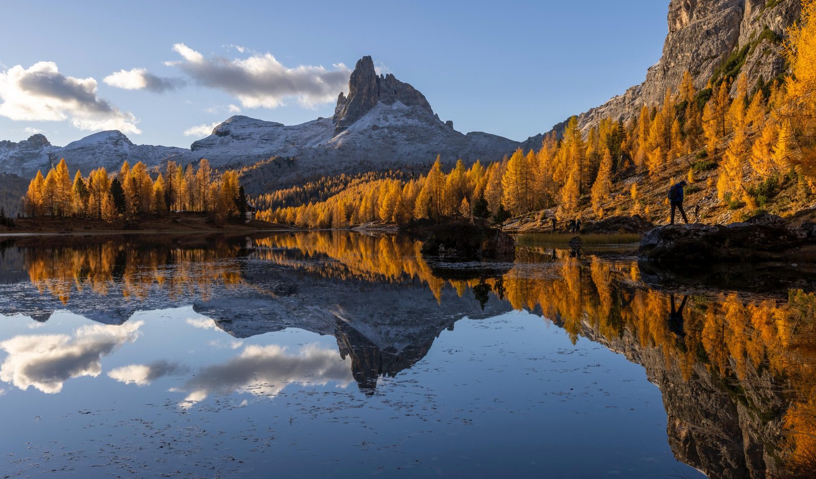 Lago di Sorapis in autunno con larici dorati e riflessi turchesi nell'acqua