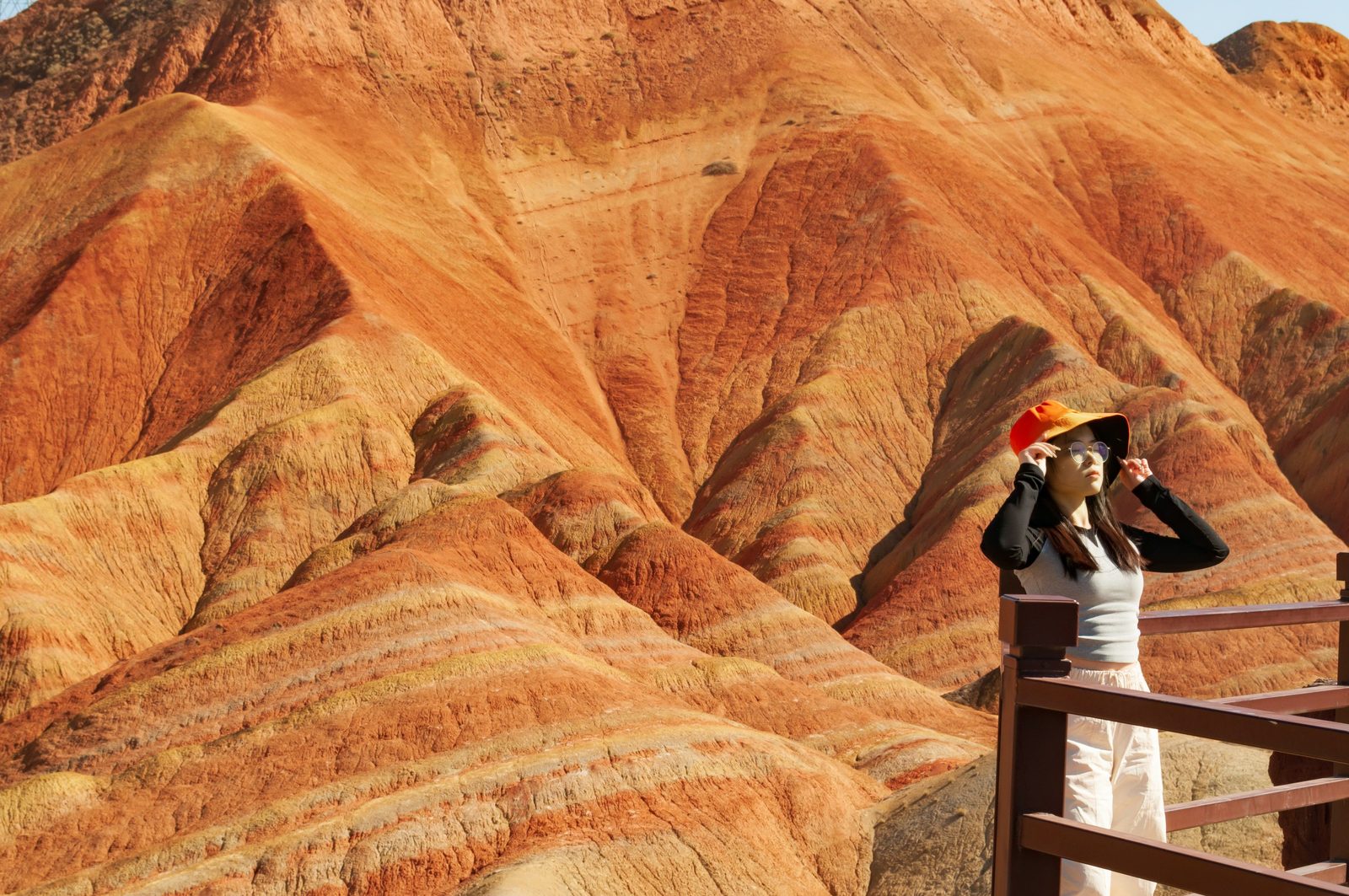 Passerella panoramica in legno tra le montagne colorate del geoparco Danxia al tramonto