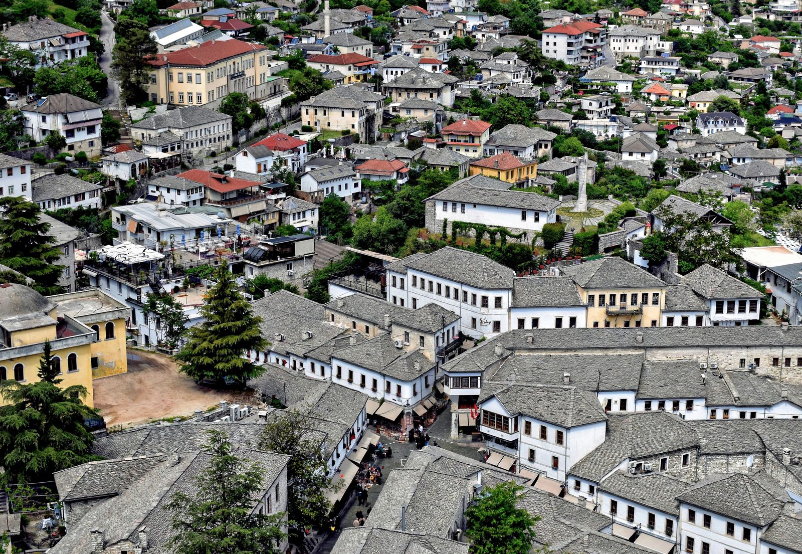 Panorama di Gjirokastër con tetti in ardesia grigia e il castello ottomano sullo sfondo