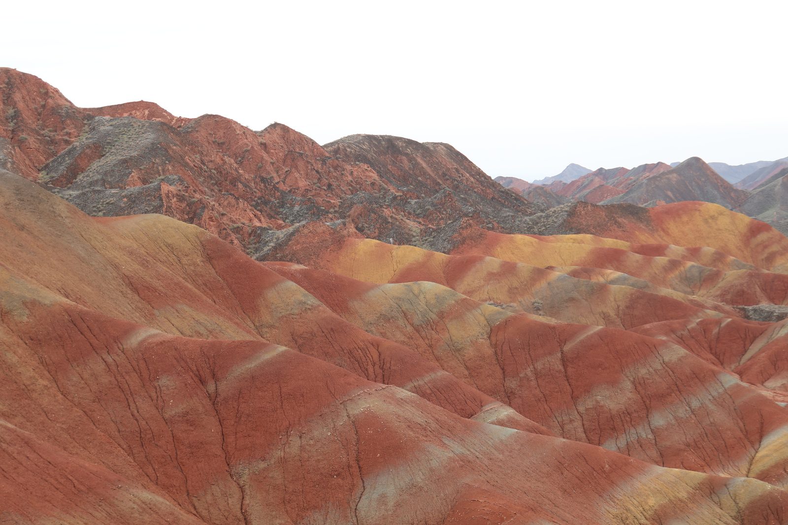 Dettaglio ravvicinato delle striature di arenaria rossa e gialla delle montagne Danxia