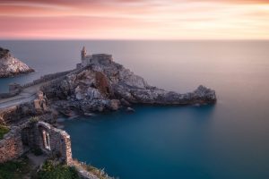 Chiesa romanica di San Pietro a Portovenere sul promontorio roccioso a strapiombo sul mare
