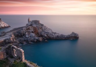 Chiesa romanica di San Pietro a Portovenere sul promontorio roccioso a strapiombo sul mare