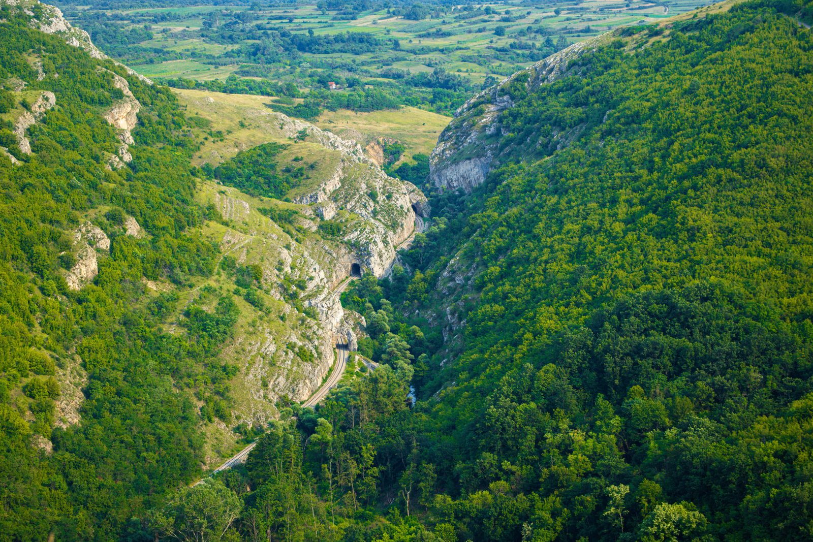 Veduta dall'alto del Vallone dei Mulini di Sorrento, i ruderi del mulino invasi dal verde