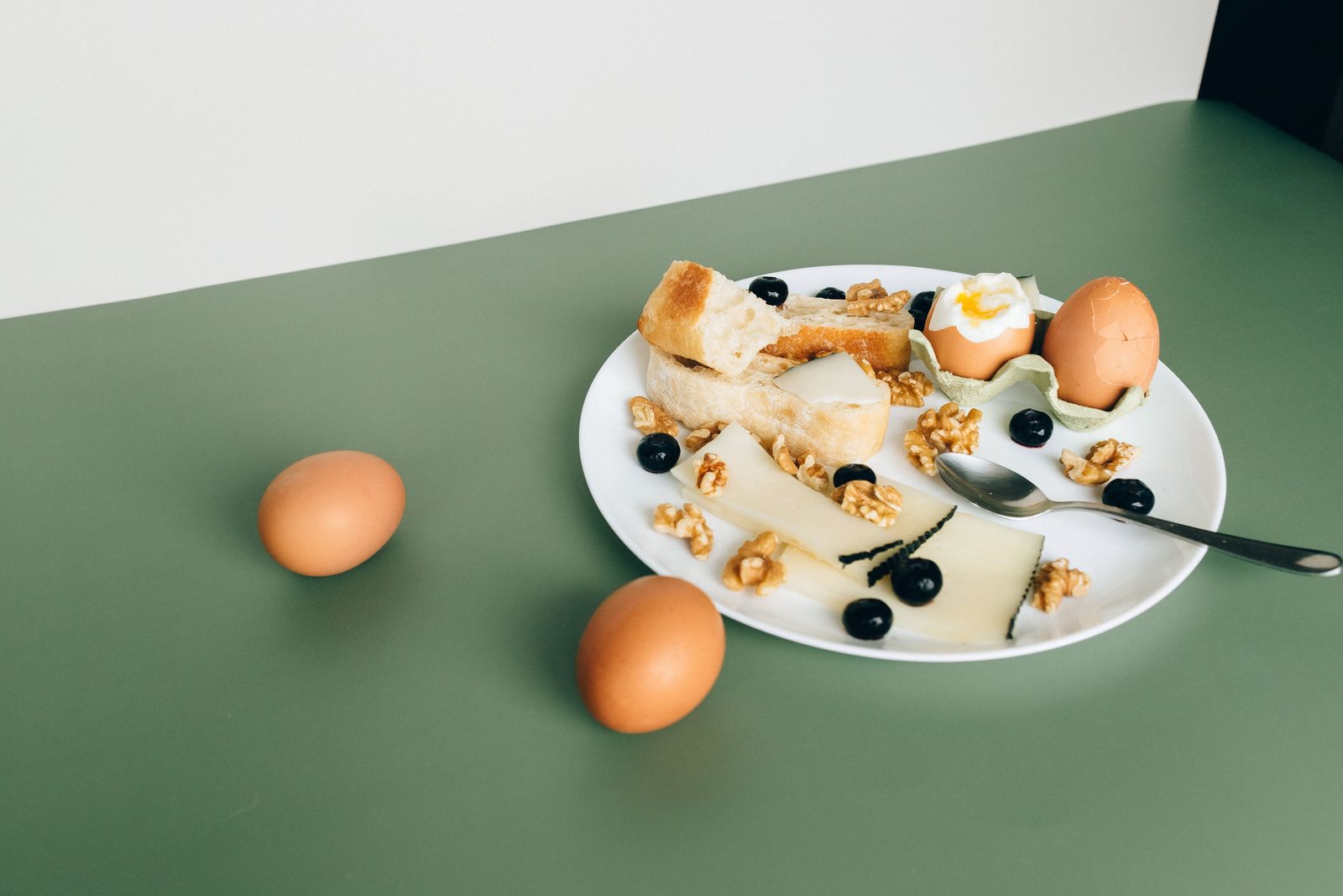 Piatto con alimenti proteici sani: pollo, uova e legumi su tavola Piatto con alimenti proteici sani: pollo, uova e legumi su tavola