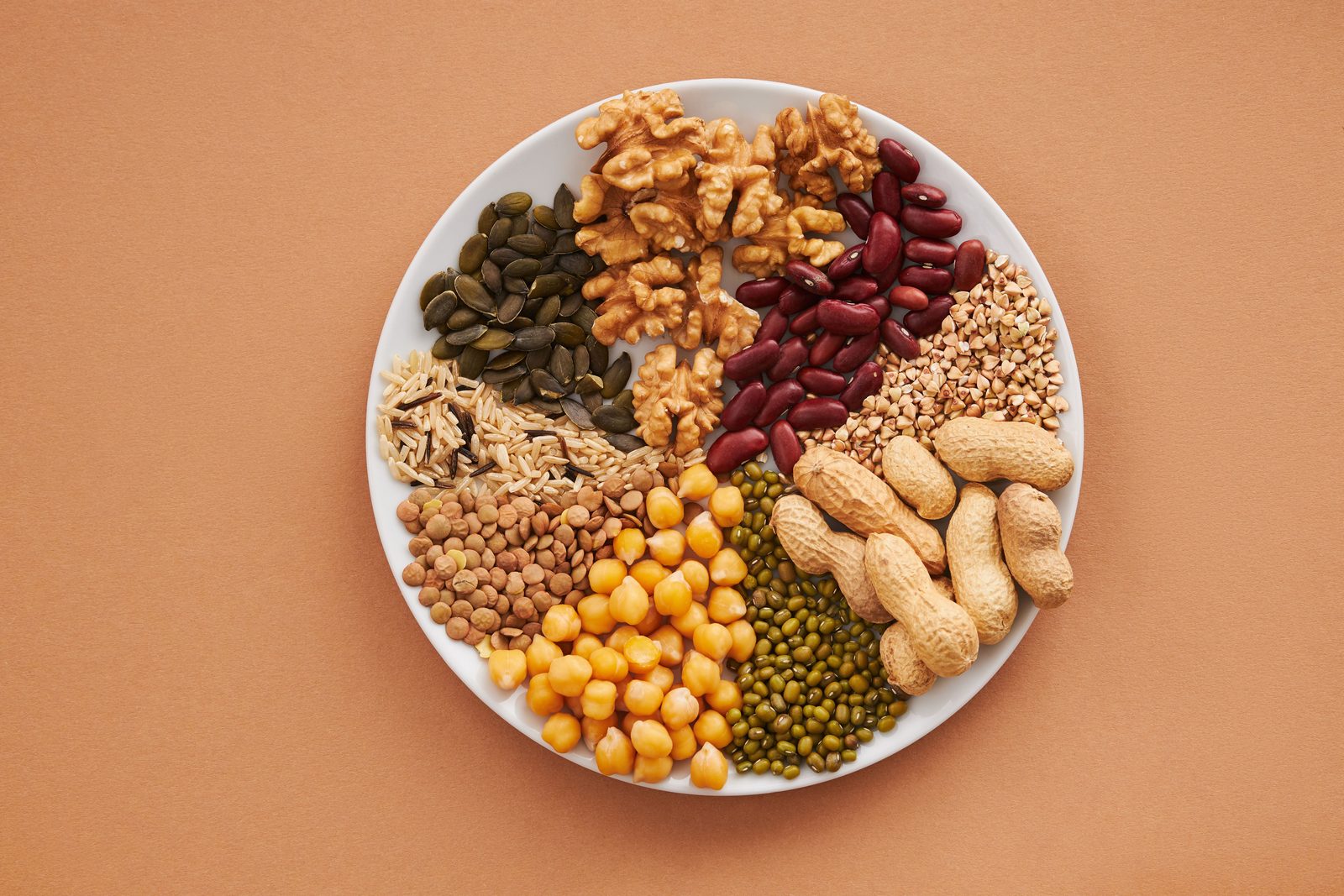 Tavola con alimenti sani a basso indice glicemico: verdure, legumi e cereali integrali Tavola con alimenti sani a basso indice glicemico: verdure, legumi e cereali integrali