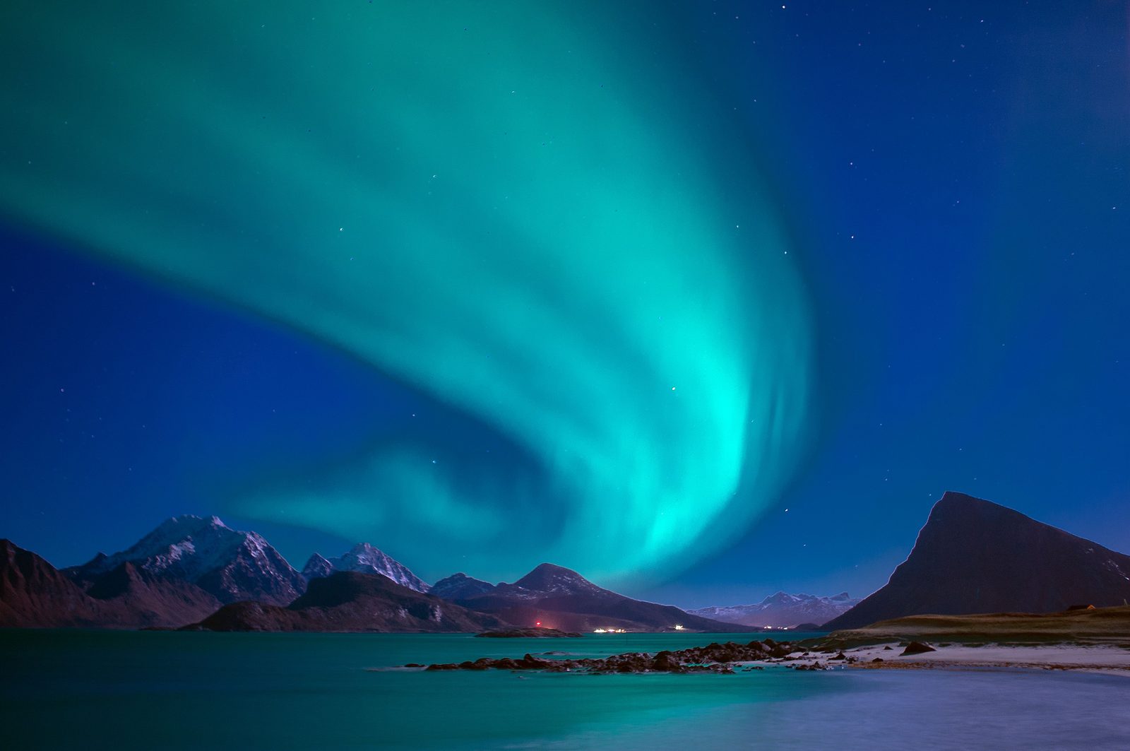 Aurora boreale verde sopra paesaggio montagnoso lappone in autunno
