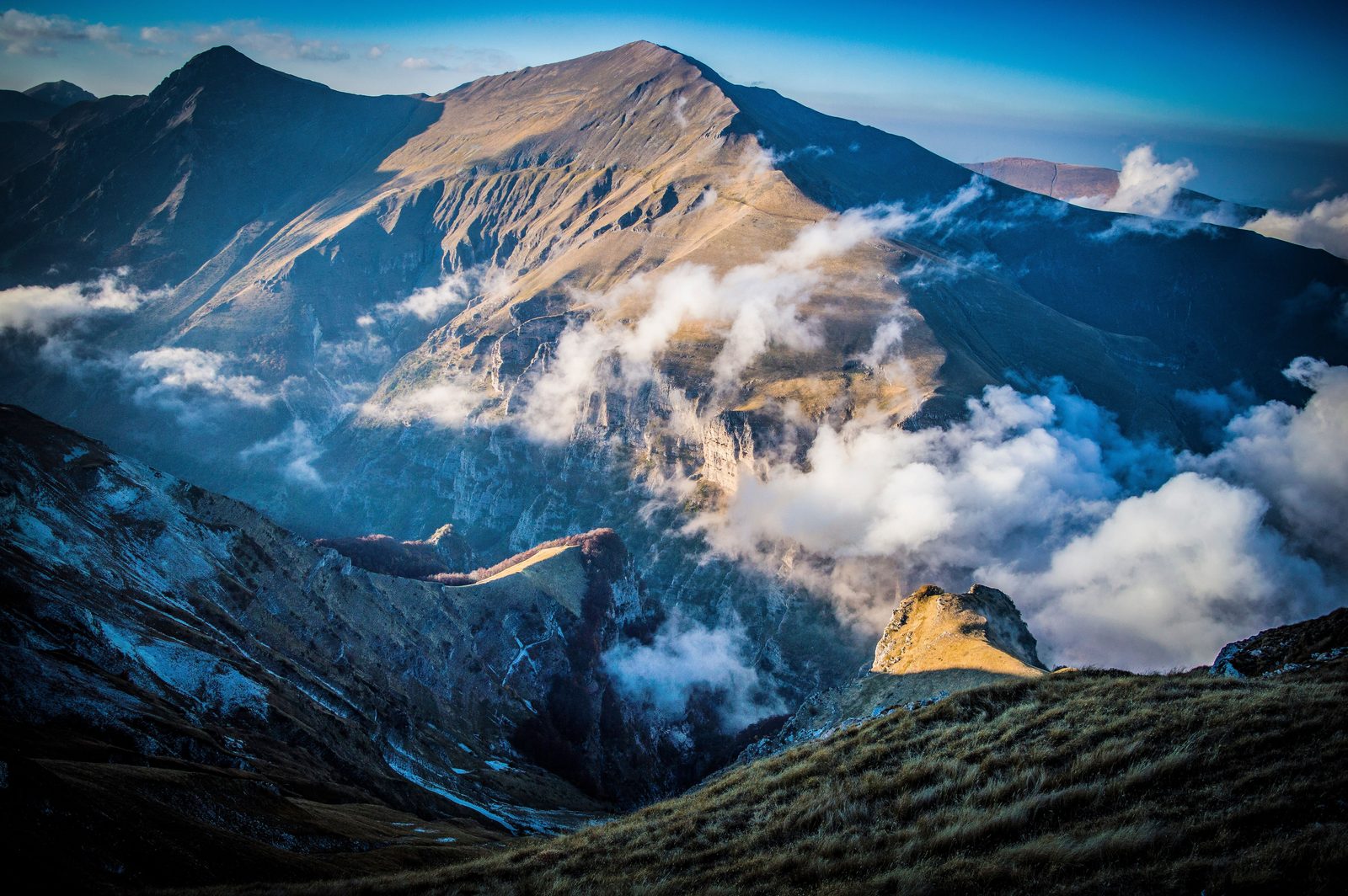 Panorama dalla vetta del Monte Cusna sul crinale appenninico in autunno